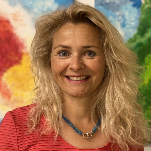 Dr. med. Claudia Mlynek-Luhr Dr. Claudia Mlynek-Luhr im Porträt, freundlich lächelnd
