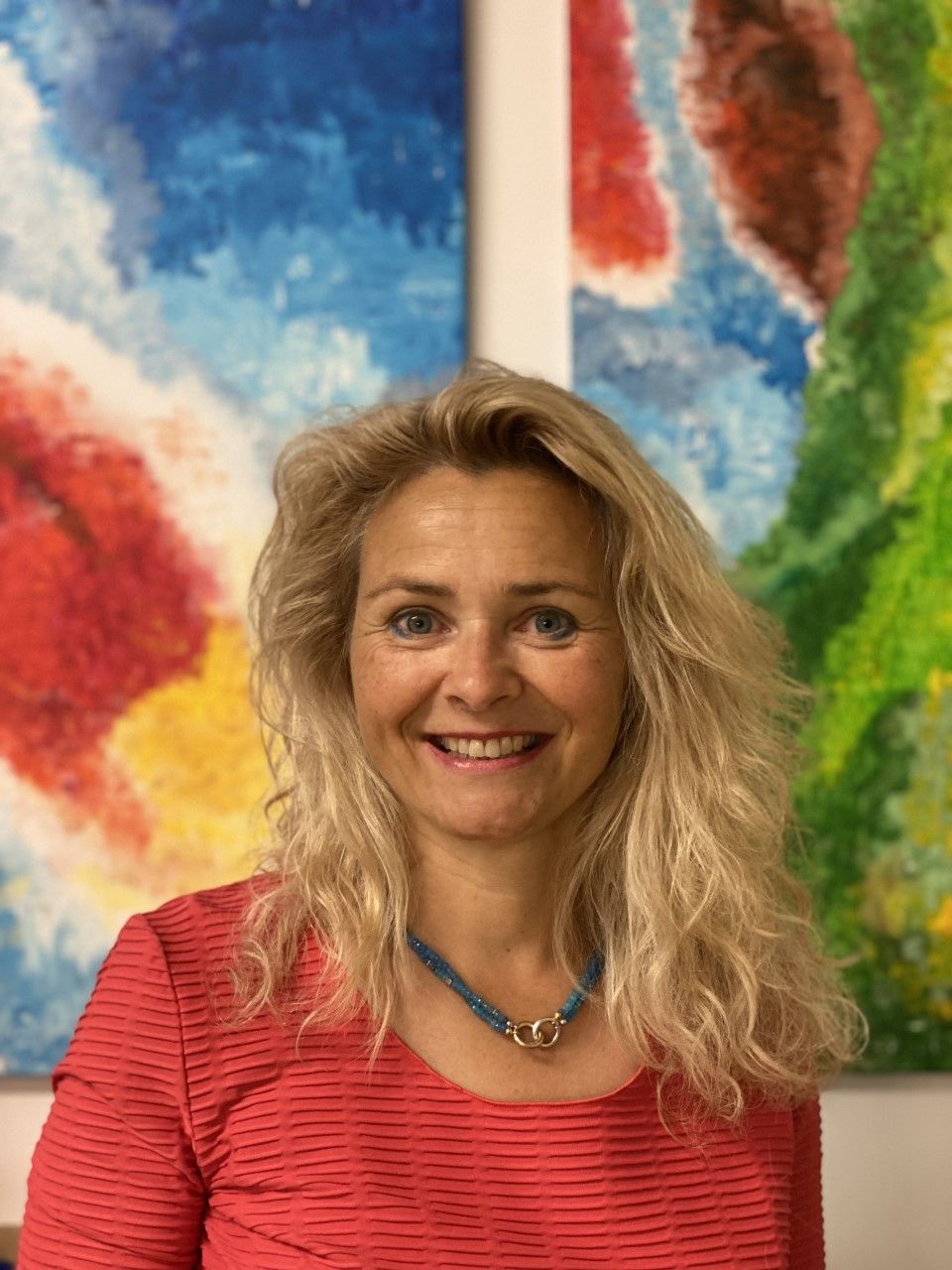 Dr. med. Claudia Mlynek-Luhr in der Privatpraxis am Stadtwald Dr. Claudia Mlynek-Luhr vor einem farbenfrohen Gemälde in ihrer Praxis