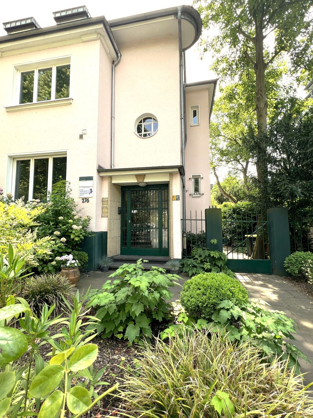 Eingang der Privatpraxis, Dürener Straße 276, 50935 Köln Hauseingang der Praxis in der Dürener Straße 276 mit grünem Vorgarten