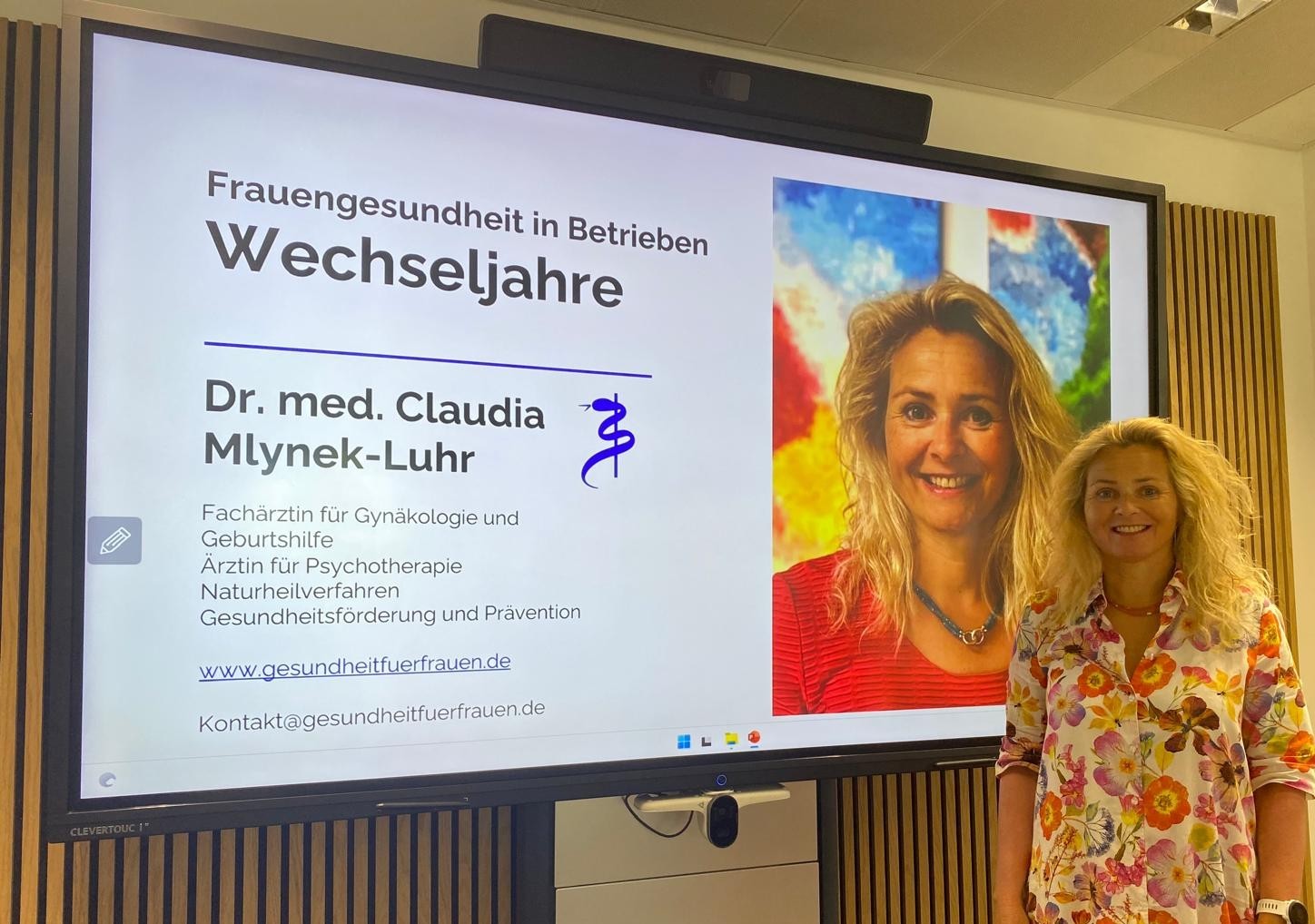 Dr. Claudia Mlynek-Luhr präsentiert Wechseljahre in Betrieben in einem Unternehmen